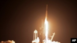 Roket SpaceX Falcon 9 dan kapsul dragon yang membawa empat awak menuju Stasiun Antariksa Internasional (ISS) lepas landas dari Kennedy Space Center di Cape Canaveral, Florida, pada 3 Maret 2024. (Foto: AP/John Raoux)