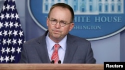 Las comisiones de la Cámara de Representantes de EE.UU. que realizan la investigación sobre un posible juicio político al presidente Donald Trump le han pedido al jefe de gabinete de la Casa Blanca, Mick Mulvaney, que comparezca en una declaración el viernes.