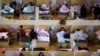 Esta foto de la agencia china de noticias Xinhua, del 17 de febrero de 2020, muestra a pacientes de coronavirus en un hospital temporal levantado en el Centro Deportivo de Wuhan, en la provincia de Hubei. China ha reportado menos de 2000 casos por día en los últimos dos días.