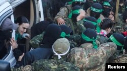 ဟာမတ်စ်တို့ဖမ်းထားတဲ့ ဓားစားခံတွေလွှဲပြောင်းပေးနေစဥ်၊ ဇန် ၁၉၊ ၂၀၂၅။