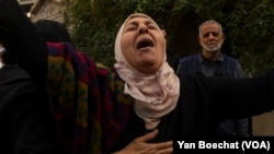 Žena plače u centru Damaska, u Siriji, nakon što nije mogla da identifikuje svog sina među leševima donijetim u mrtvačnicu iz jednog od najvećih zatvora Assadovog režima, 13. decembra 2024.