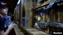 Dete gleda puške pre konvencije NRA. (Foto: REUTERS/Evelyn Hockstein)