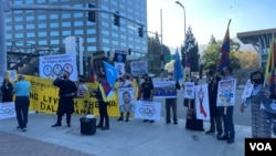 人權團體在洛杉磯的NBC大樓前示威（美國之音記者暨希拍攝）