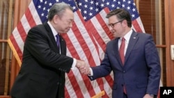 ประธานสภาผู้แทนราษฎรสหรัฐฯ ไมค์ จอห์นสัน พบกับอเล็กซานเดอร์ อวี๋ ทูตไต้หวันประจำสหรัฐฯ อย่างไม่เป็นทางการ ก่อนการหารือกันครั้งแรกของทั้งสองที่อาคารรัฐสภาสหรัฐฯ เมื่อ 9 ม.ค. 2024 ที่กรุงวอชิงตัน (เอพี)