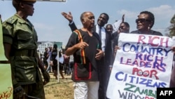 Des activistes zambiens lors d'une manifestation contre la corruption devant le parlement à Lusaka, le 28 septembre 2018. AFP / Salim Dawood 
