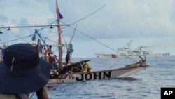 菲律宾民间人士组成的一支船队2024年5月16日到达被中国控制的环礁“斯卡伯勒浅滩”（Scarborough Shoal，中国称黄岩岛）时遇到中国海警船的阻拦。