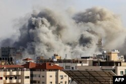 Columnas de humo se elevan sobre la ciudad de Gaza el 7 de octubre de 2023 durante los ataques aéreos israelíes.