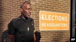 Bivši osuđenik Robert Ekford posle registracije za glasanje u Orlandu, 2019.