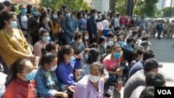 រូបឯកសារ៖ កម្មករ​និយោជិត​ក្រុម​ហ៊ុនណាហ្គា​វើល​ជាង​១០០​នាក់​ប្រមូល​ផ្តុំ​គ្នា​មកដាក់​ញត្តិ​ស្នើ​សុំ​ជំនួយពីរដ្ឋាភិបាល​និង​ប្រាក់​ឧបត្ថម្ភ​ពី​ក្រុម​ហ៊ុននៅខាងមុខ​ក្រសួង​ការងារ​និង​បណ្តុះ​បណ្តាល​វិជ្ជាជីវៈ ​អំឡុង​ពេល​ដែល​ត្រូវ​បា​ព្យួរ​ការងារ​ក្នុង​អំឡុងពេលកូវីដ។ (ទុំ ម្លិះ/វីអូអេ)​​