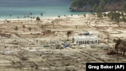 สภาพเมืองใกล้กับบันดา อาเจะห์ หลังสึนามิพัดผ่านเมื่อ 26 ธันวาคม 2547 ที่อาณาบริเวณได้รับความเสียหายอย่างหนักจนเหลือเพียงมัสยิดที่ยังตั้งอยู่ได้ (ที่มา:AP)