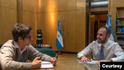 Martín Guzmán (Der.), ministro de Economía de Argentina dijo que la oferta puede iniciar la reconstrucción del país.