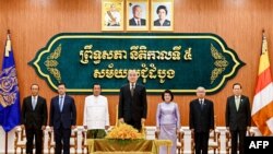 លោក ហ៊ុន សែន ត្រូវ​បាន​តែងតាំង​ជា​ប្រធាន​ព្រឹទ្ធសភា នៅ​ថ្ងៃ​ទី​៣ ខែ​មេសា មិន​ដល់​មួយ​ឆ្នាំ​ក្រោយ​ពី​ប្រគល់​អំណាច​ឲ្យ​កូន​ប្រុស​របស់​លោក។ (Cambodia Senate / AFP)