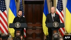 Архівне фото. Президенти України Володимир Зеленський і США Джо Байден під час пресконференції у Вашингтоні, 12 грудня 2023. Photo by Mandel NGAN / AFP
