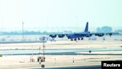 یه‌کێک له‌ فڕۆکه‌کانی B-52 که‌ گه‌یشتۆته‌ بنکه‌ی هه‌وایی عوده‌ید له‌ قه‌ته‌ر، 9ی مانگی ئاپریل، 2016