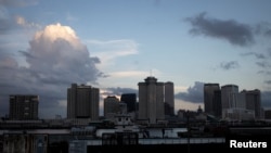 Mjini New Orleans wakati wa kiza kinaingia jioni huku mji wote ukiwa hauna umeme kufuatia athari za Kimbunga Ida kilicbotua Louisiana, Agosti 31, 2021. 