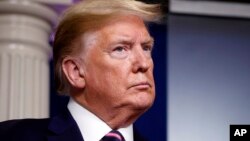 Predsednik Sjedinjenih Država Donald Tramp tokom brifinga o koronavirusu u Beloj kući, u Vašingtonu, 24. aprila 2020. (Foto: AP/Alex Brandon)