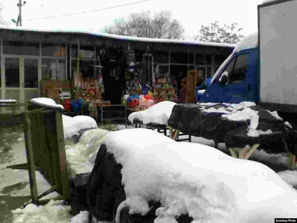 Tuni bilan yog'ib chiqqan qor savdoning beliga tepdi. Bozorda xaridor ham, sotuvchi ham siyrak.