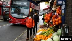 Archivo. Personas con máscaras faciales caminan en una calle comercial en medio del brote de la enfermedad coronavirus (COVID-19), en Londres, Reino Unido, el 24 de diciembre de 2021.