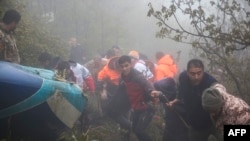 གནམ་གྲུའི་ཆག་རོ་དང་སྲིད་འཛིན་ར་ཡེ་སི། ཕྱི་སྲིད་བློན་ཆེན་ཧོ་སེ་ཎི་ཨ་མི་རཱབ་ཌོ་ལཱ་ཧི་ཡན་སོགས་ལ་སྲོག་སྐྱོན་ཕོག་ཡོད་པའི་ཕུང་པོ་རྣམས་རྙེད།