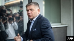 ARCHIVO-El ex primer ministro Robert Fico llega a una conferencia de prensa en las instalaciones de su partido tras comicios parlamentarios en Bratislava, el 1 de octubre de 2023. 