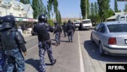 Qirg'iziston xavfsizlik kuchlari Tojikiston chegarasiga yaqin Ko'k-Tosh qishlog'ida. 29-aprel, 2021.