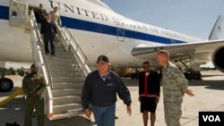 El secretario de Defensa, Leon Panetta, durante una escala en Kirguistán en ruta hacia Afganistán.