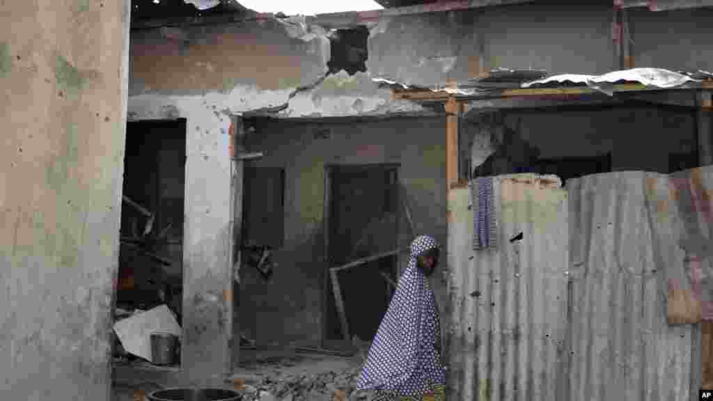 Wata yarinya tana shigewa ta jikin wani gidan da ya lalace a sanadiyyar rokokin da 'yan Boko Haram suka cilla kan garin Maiduguri a ranar asabar da daddare. Ran lahadi ma, bam ya fashe a kasuwar Kwastam ya raunata mutane hudu, kwana guda bayan da bam ya tashi cikin wani Masallaci ya kashe mutane masu yawan gaske a garin na Maiduguri.