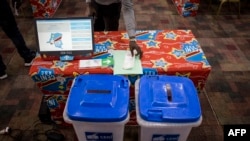 Machines à voter et urnes à Kinshasa le 21 février 2018.