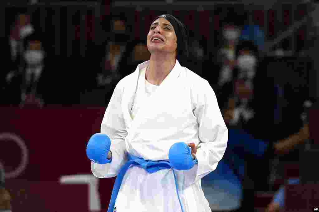 Feryal Abdelaziz do Egipto reage depois de ganhar a medalha de ouro nos 61kg femininos de karaté. 7 de Agosto, 2021. Tóquio, Japão. (AP Photo/Vincent Thian)