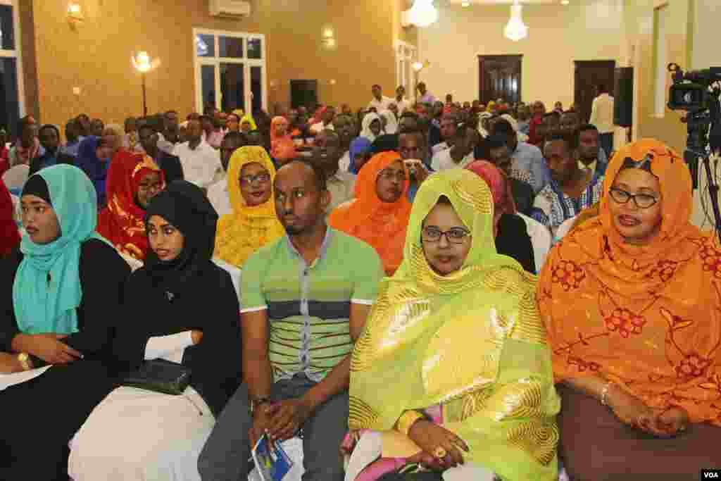 Mogadishu residents taking part in a town hall hosted by VOA's Somali service Saturday conversed with Somali President Hassan Sheikh Mohamoud in Somalia and residents in St. Paul, Minnesota, home to the largest Somali community in the U.S.