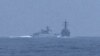 Kapal perang China PRC LY 132 berlayar mendekati kapal penghancur milik Angkatan Laut AS USS Chung-Hoon di Selat Taiwan pada 3 Juni 2023. (Foto: Global News via Reuters)