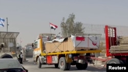 Camiones con ayuda humanitaria en camino a la Franja de Gaza por el Cruce de Nitzana el 26 de noviembre de 2023.