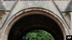 oficial de policía hace guardia en la entrada de la Abadía de Forbury Gardens, un día después de un ataque múltiple en los jardines de Reading, Inglaterra, el domingo 21 de junio de 2020.