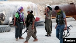 Şervanên PKKê di enîya şer de li Mexmûrê dijî DAIŞê şer dikin (9/08/2014.)