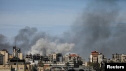 (ARCHIVO) El humo se eleva durante una redada israelí en el hospital Al Shifa y el área circundante, en medio del conflicto en curso entre Israel y el grupo islamista palestino Hamas, en la ciudad de Gaza, el 21 de marzo de 2024.
