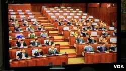 រូបឯកសារ៖ ក្រុម​តំណាង​រាស្រ្ត​គណបក្ស​កាន់អំណាច​​លើកដៃ​អនុម័ត​​សេចក្តី​ស្នើ​ធ្វើ​វិសោធនកម្ម​ច្បាប់​ពាក់ព័ន្ធ នឹង​ការ​បោះ​ឆ្នោត ក្នុង​សំឡេង​៦៧ លើ​៦៧ នៅ​ថ្ងៃទី​១៦ ខែ​តុលា ឆ្នាំ២០១៧។ (កាន់​ ​វិច្ឆិកា/VOA)