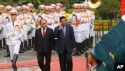 រូបឯកសារ៖ លោកនាយករដ្ឋមន្ត្រី ហ៊ុន សែន និងលោកនាករដ្ឋមន្ត្រីវៀតណាម ​ង្វៀន​ សួន​ហ៊្វុក​ (Nguyen Xuan Phuc) នៅទីក្រុងហាណូយ ប្រទេសវៀតណាម ថ្ងៃទី២០ ខែធ្នូ ឆ្នាំ២០១៦។