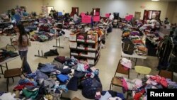 Texasning Makallen shahrida mahalliy cherkov tomonidan tashkil etilgan vaqtinchalik muhojirlar markazi, 27-iyun, 2014-yil.