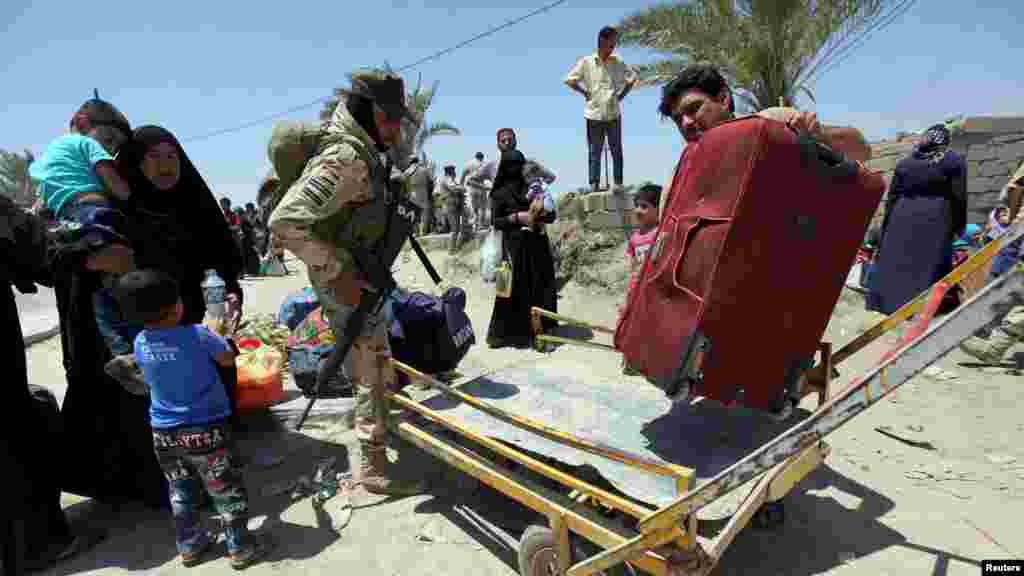 'Yan gudun hijira kusa da Ramadi a Iraqi, Mayu 16, 2015.