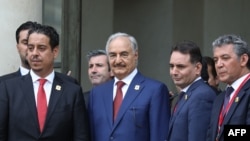 Marshall Khalifa Haftar, chef d'état-major libyen de l'armée nationale libyenne de l'est libyen, 2e à gauche, se tient avec sa délégation sur les marches de l'Elysée à la suite de la conférence internationale sur la Libye à Paris le 29 mai 2018.