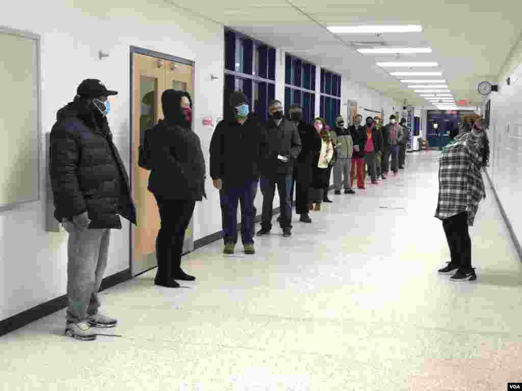 ពលរដ្ឋ​អាមេរិកាំង​ឈរ​​តម្រង់​ជួរ​ចូល​ទៅ​បោះឆ្នោត​ជ្រើសរើស​ប្រធានាធិបតី​ថ្មី​នៅ​ការិយាល័យ​បោះឆ្នោត Saunders ក្នុង​ក្រុង Woodbridge រដ្ឋ Virginia ដោយ​មាន​ពាក់​ម៉ាស់ និង​រក្សា​គម្លាត​ពី​គ្នា ក្នុង​អំឡុងពេល​ដែល​មាន​ការ​រាតត្បាត​ជា​សាកល​នៃ​ជំងឺ​កូវីដ១៩ ថ្ងៃទី៣ ខែវិច្ឆិកា ឆ្នាំ២០២០។