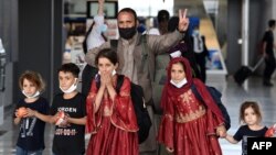 Kobuldan evakuatsiya qilingan afg'onistonlik oila, Virjiniya, AQSh, 2021-yil, 27-avgust