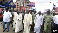 L'archevêque catholique de Lagos, Alfred Adewale Martins, mène une marche de protestation contre les attaques violentes à travers le pays à Lagos, le 22 mai 2018.