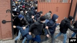 Rossiyada ishlash uchun ruxsat olishga navbatda turgan muhojirlar, Sankt-Peterburg, 3-aprel, 2020 