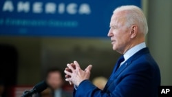 Predsednik Džo Bajden na koledžu Kujahoga u Klivlendu, 27. maja 2021. (Foto: AP /Evan Vucci)