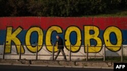 Սերբիայի դրոշի գույներով ներկված որմնանկար՝ Բելգրադում