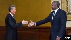 2025年2月13日英國外交大臣林德偉(右)在倫敦市中心卡爾頓花園1號會晤前歡迎中國國家主席王毅。