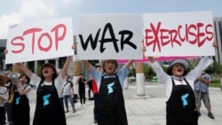 Namoyishchilar AQSh-Janubiy Koreya harbiy mashg'ulotlariga qarshi chiqmoqda. Seul, AQSh elchixonasi qarshisida, 5-avgust, 2019.