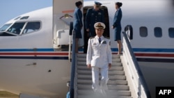 資料照：中共中央軍委委員、政治部主任苗華（中）抵達平壤國際機場後下機。 （2019年10月14日）