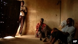 FILE: Abanye okuthiwa kabalamaphepha aqondileyo basebenza emapulazini.